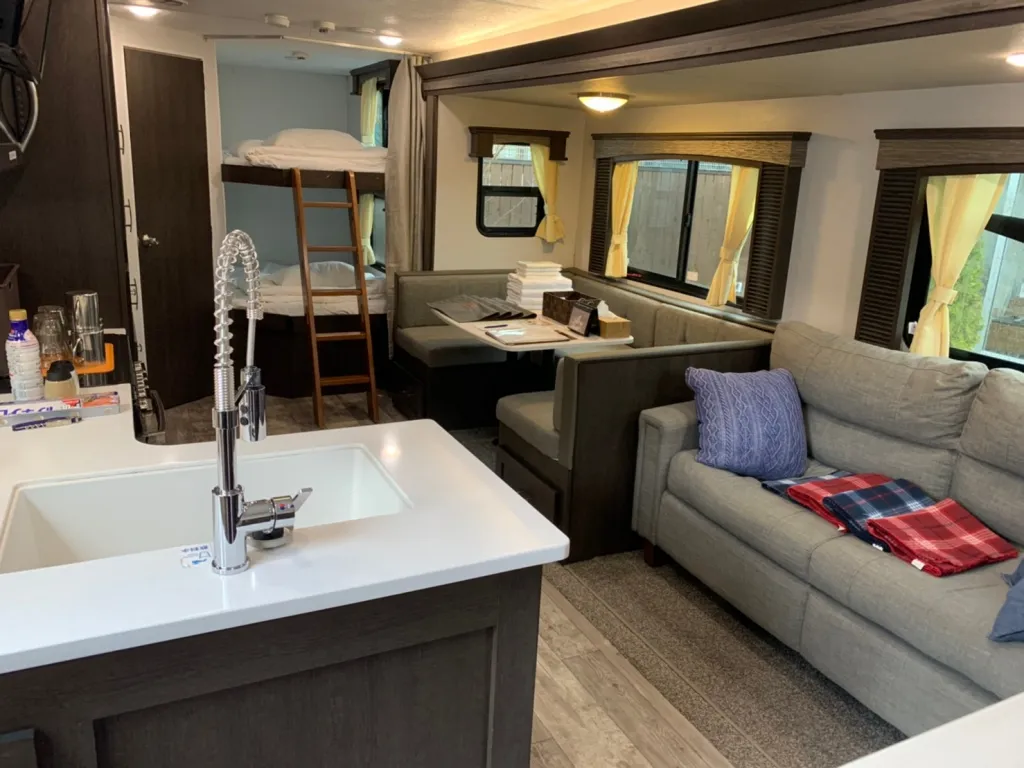 ウフフビレッジ トレーラー内