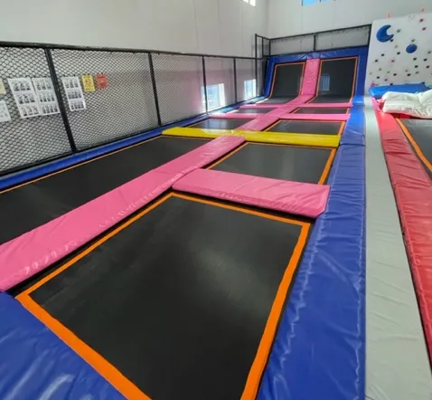 ウォールトランポリン